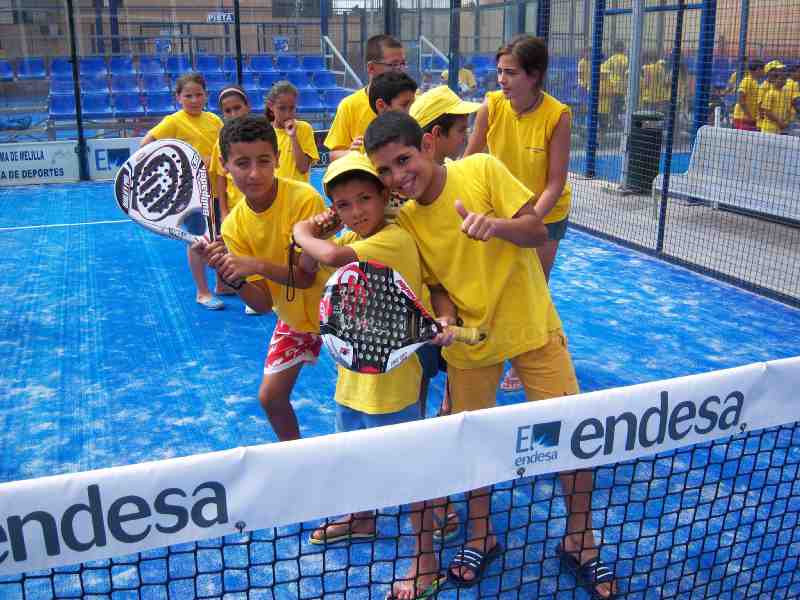 Más de 130 niños de las Colonias Urbanas de Caritas aprenden pádel con la Federación Melillense
