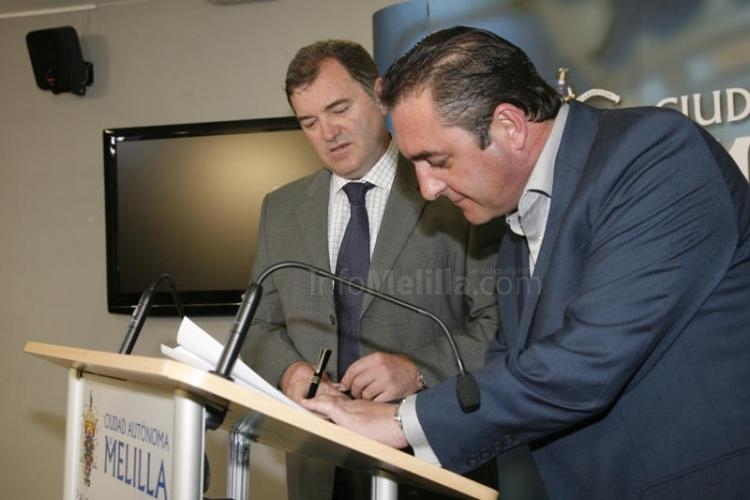 Mateo y Robles firman el patrocinio