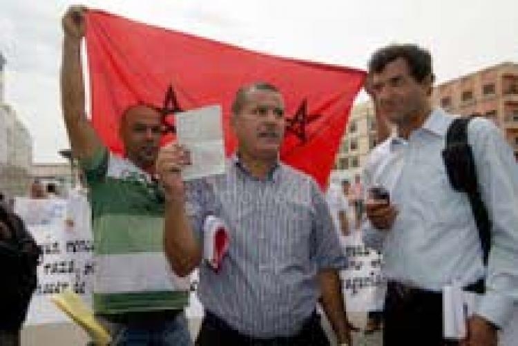 Un grupo de marroquíes protesta en la frontera de Melilla por la visita de Rajoy