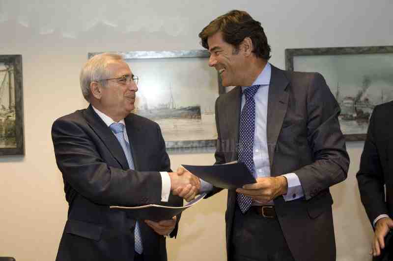 Imbroda y Vega-Penichet tras la firma del convenio