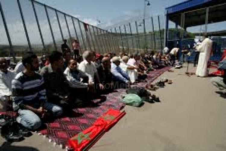 Activistas marroquíes trasladan el principal rezo de la semana a las inmediaciones de la frontera de Melilla