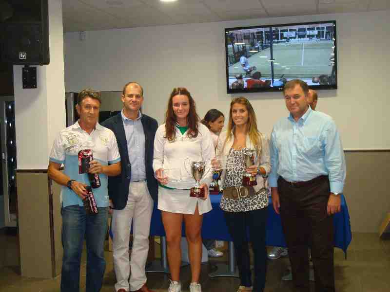 Las campeonas de Melilla recogiendo su trofeo