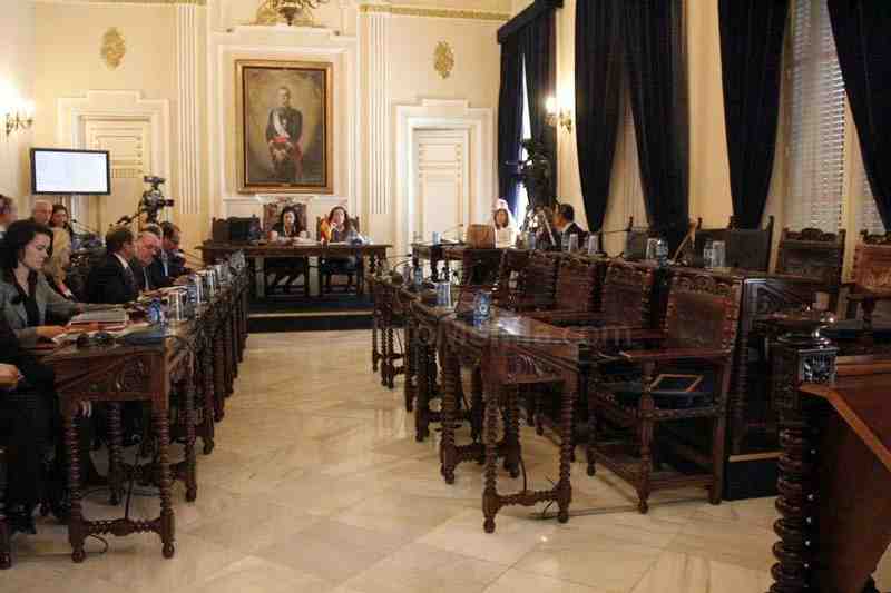 Expulsan a Mustafa Aberchán del pleno de control y el resto de diputados de la oposición abandonan "por solidaridad"