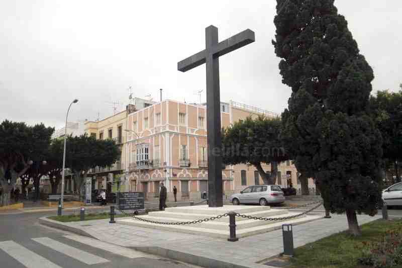 El Gobierno de Melilla remodela la Cruz de los Caídos y elimina algunos símbolos preconstitucionales que aún mantenía