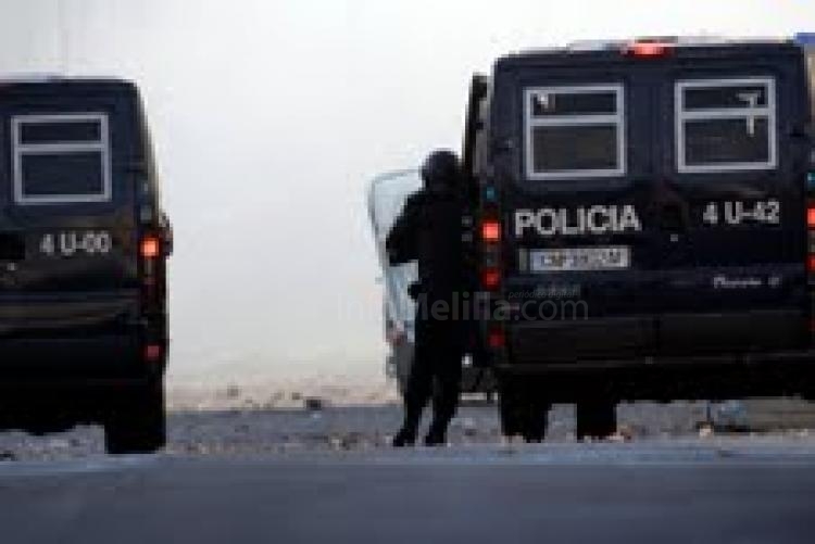 Un grupo de jóvenes levanta barricadas en Melilla en protesta por el desempleo