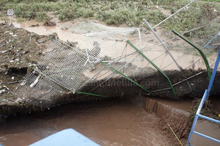 Una crecida del río de Oro provoca la caída de parte del vallado fronterizo en Melilla
