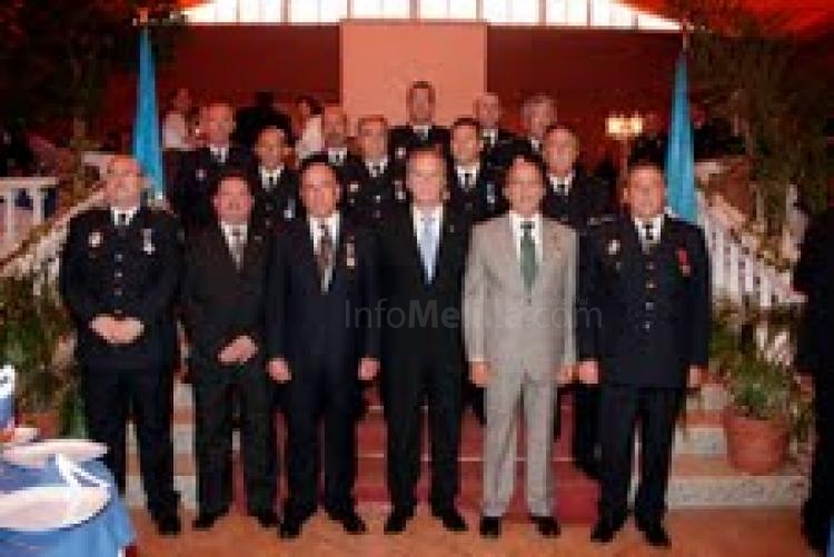 La Policía Local de Melilla distingue con su Medalla al ex jefe superior de la Policía Nacional y al presidente de la Audiencia Provincial