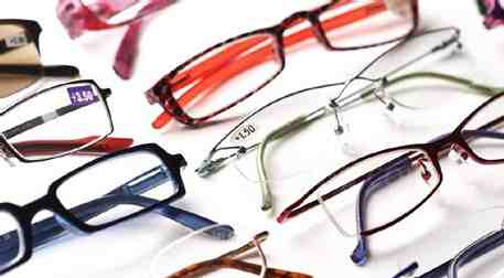Los ópticos-optometristas melillenses advierten del riesgo de las “lupas gafas” premontadas para los usuarios con presbicia