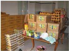 La Asociación de Amigos de la Sala Histórica de Regulares entrega a Cáritas los alimentos no utilizados durante la Feria