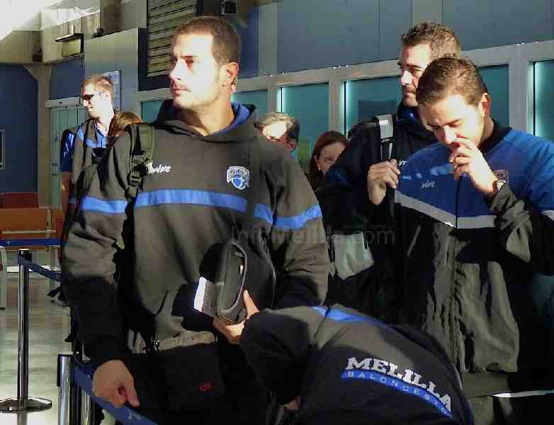 Parte de la expedición de Melilla Baloncesto en el aeropuerto