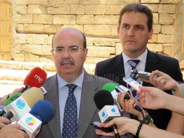 Gaspar Zarrías junto al delegado del Gobierno en Melilla