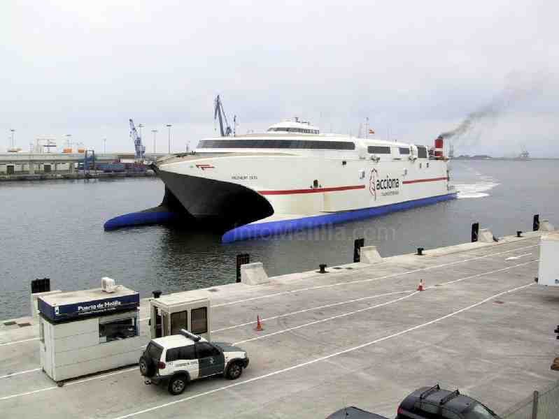 El 'Milenium II' inaugura el muelle Ribera II tras un largo período de espera