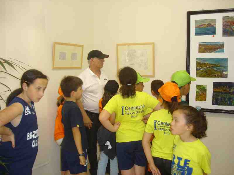 Alumnos de la Escuela Tierno Galván visitan la exposición de Pepe Gámez