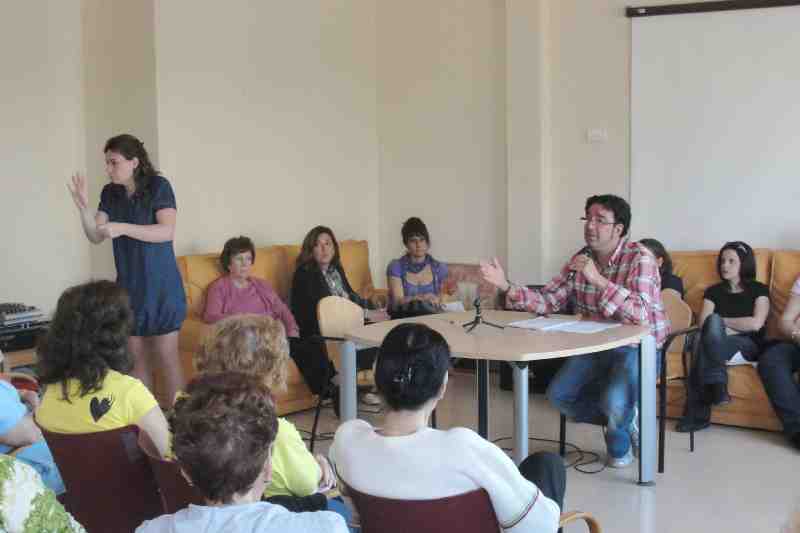 Usuarios y alumnas en prácticas del Centro de Día comparten experiencias socio-sanitarias