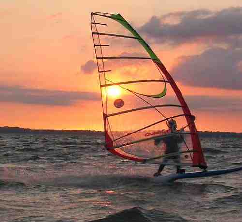 El bello deporte del windsurfing