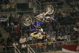 Clásica imágen del arriesgado deporte del "freestyle"
