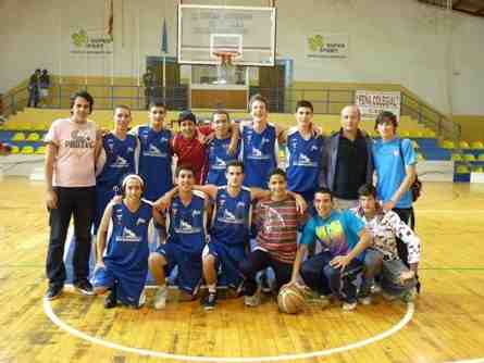 Formación de los campeones juveniles de Baloncesto