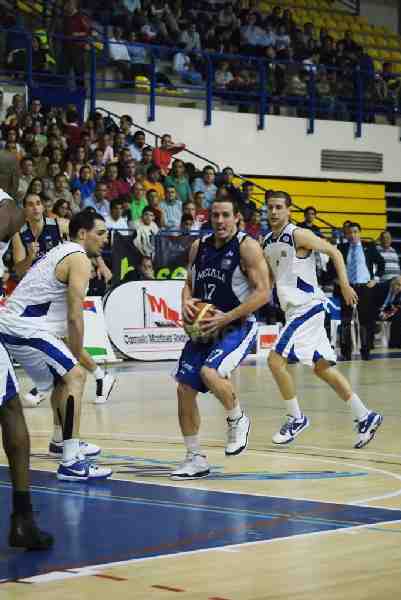 Oscar González entre dos contrarios