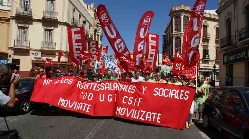 Alrededor de 250 personas participan en Melilla en la manifestación de protesta contra los recortes salariales a empleados públicos