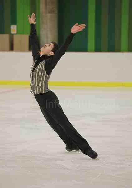 Juventud organiza una exhibición de patinaje sobre hielo para clausurar la pista navideña