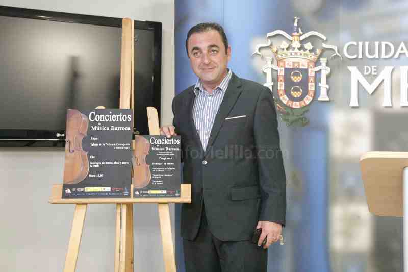 Javier Mateo junto al cartel anunciador del primer concierto