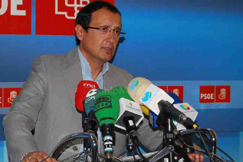 El PSOE acusa a Gutiérrez Molina de 'jugar alegremente' con temas de Defensa