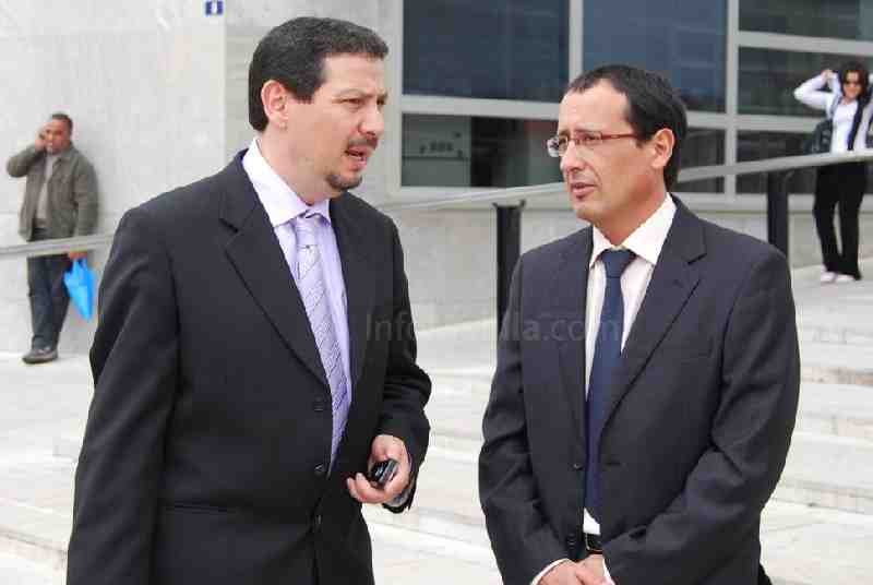 Aberchán y Muñoz en la puerta de los juzgados
