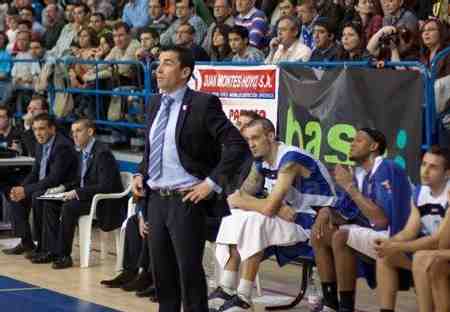 García de Vitoria dirigiendo uno de lso partidos de liga