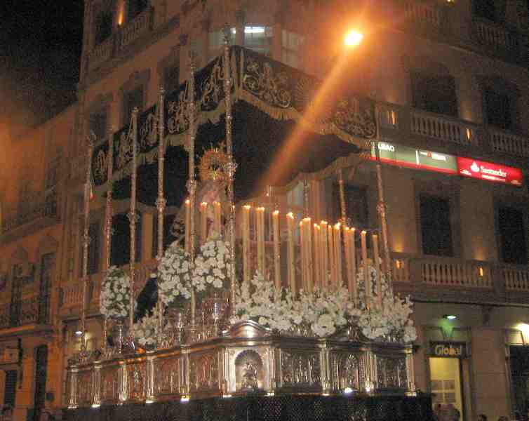 Más participación y solemnidad para acariciar al Nazareno y a María de los Dolores