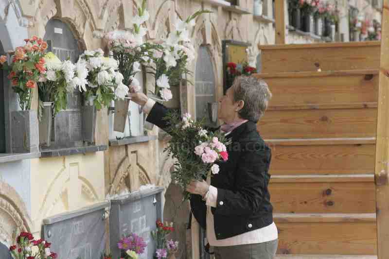Cientos de melillenses visitan el cementerio en este Día de Todos los Santos a pesar del fuerte viento