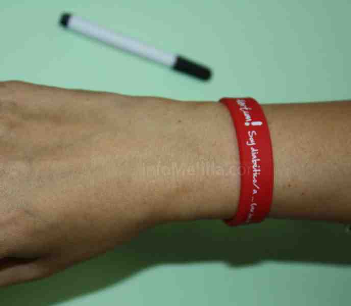 Los niños diabéticos melillenses pueden identificarse con una pulsera de silicona