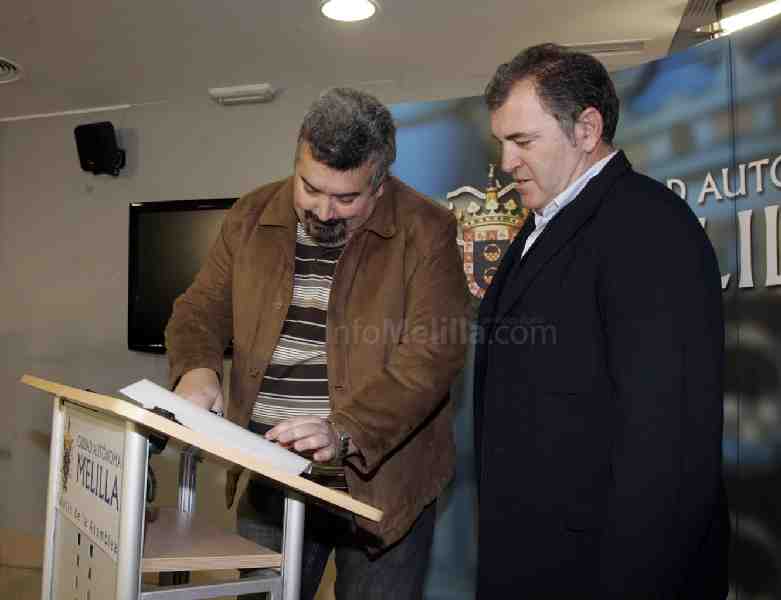Esteban y Robles firmando el acuerdo