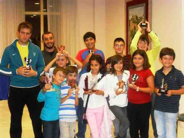Imágen de los distintos campeones recogiendo sus respectivos trofeos