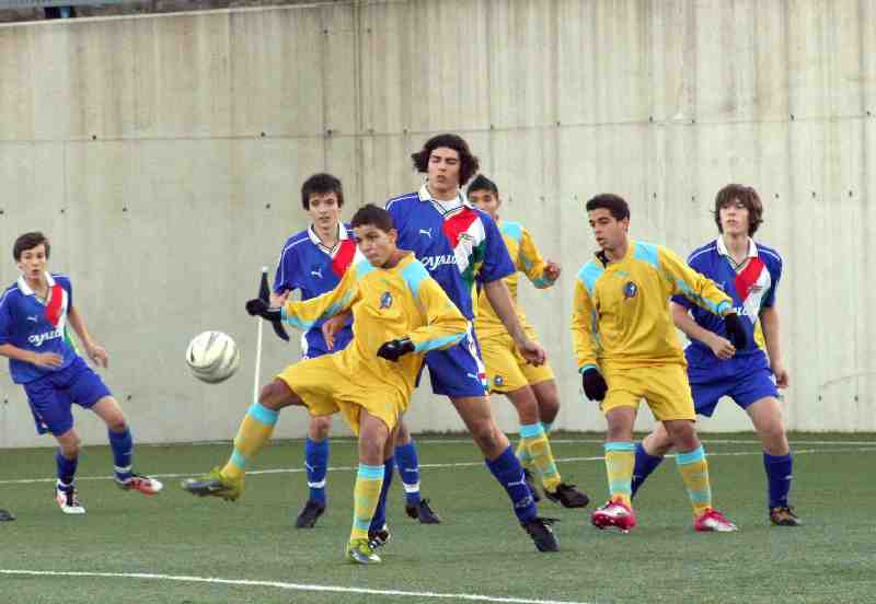 Nuestros cadetes, de amarillo