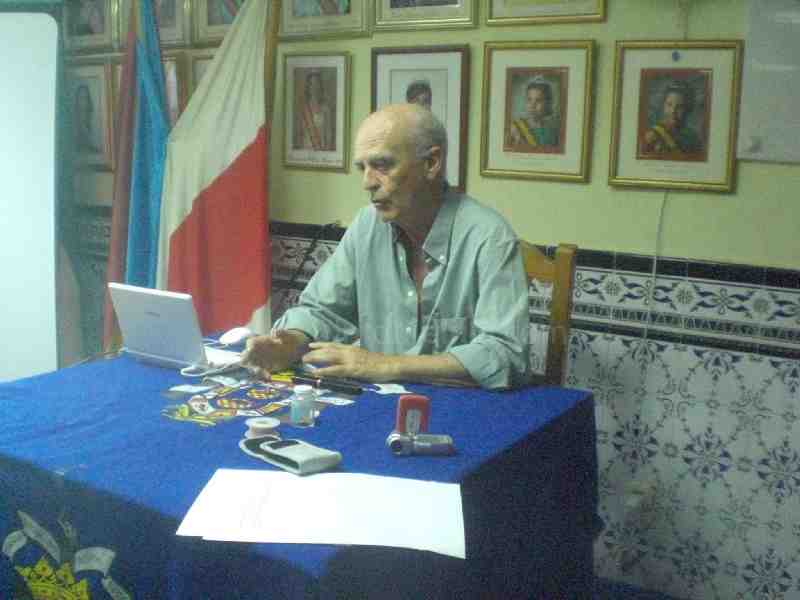 Armando Alcázar explica las aplicaciones de la medicina natural en la Casa de Melilla en Almería