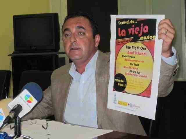 Mateo con el cartel anunciador del Festival