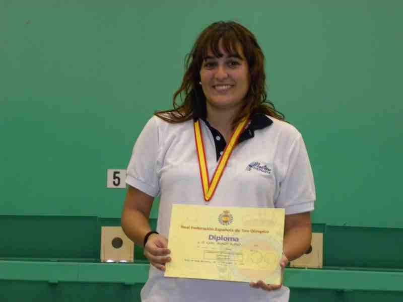Lydia mostrando su diploma