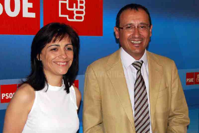 Ana Fuentes junto al secretario general del PSOE, Dionisio Muñoz
