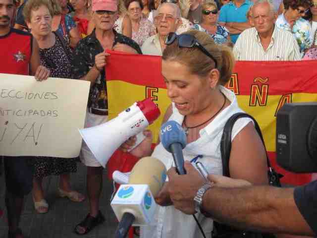 Cuatrocientos melillenses se concentran para protestar por el olvido del Gobierno central