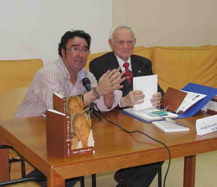 Joaquín Antequera presenta su obra autobiográfica en el Centro Social de Mayores