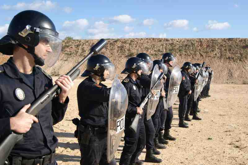 Los policías locales se especializan en actuación en altercados, desórdenes y grupos violentos