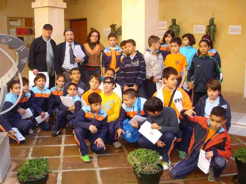 Los alumnos del Hipódromo conocen el ajedrez de la historia de Melilla