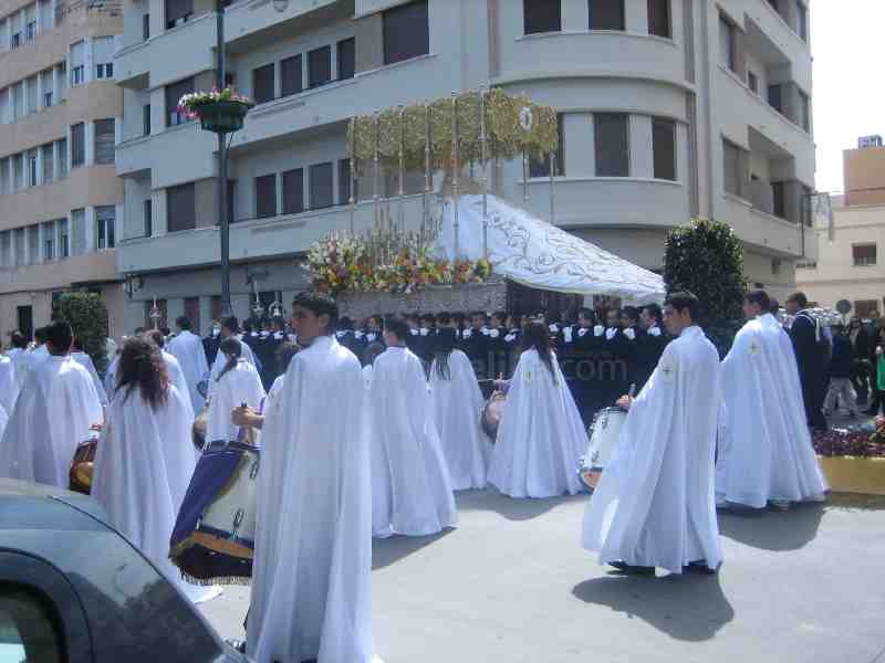 El sol reta a las nubes, gana y Jesús Resucitado se abraza a su Madre en el vértice del Triángulo de Oro