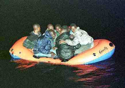 La Guardia Civil intercepta dos pateras neumáticas en Aguadú con ocho inmigrantes subsaharianos