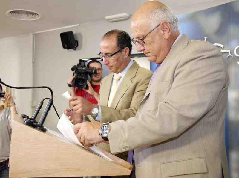 El Barkani y Ruiz firmando el convenio
