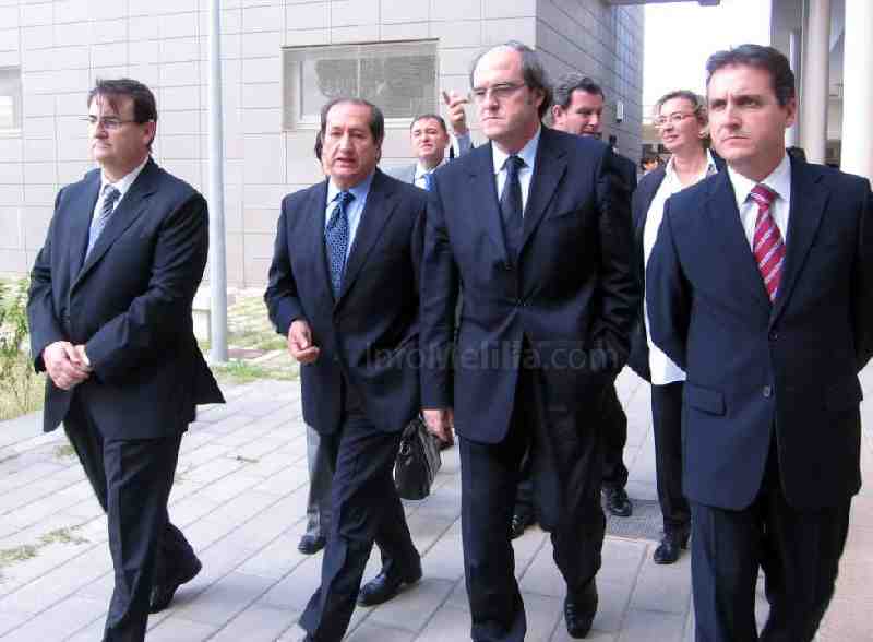 Ángel Gabilondo (segundo a la derecha), ministro de Educación, durante su última visita a Melilla