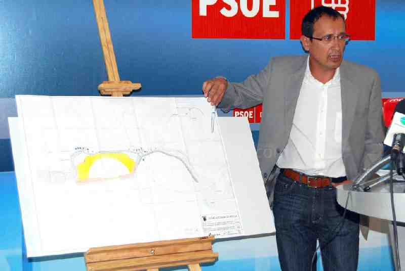 Muñoz mostrando el plano del proyecto