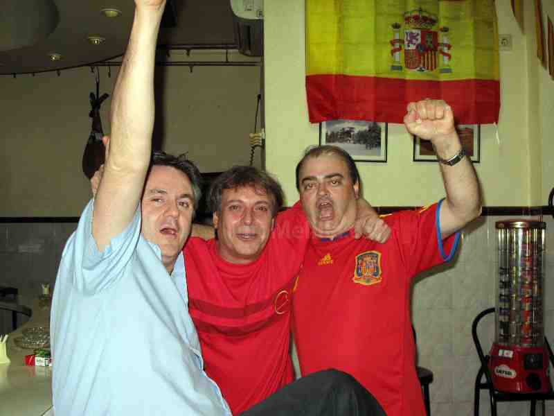 Melilla se echa a la calle para celebrar el pase a la final de 'La Roja'