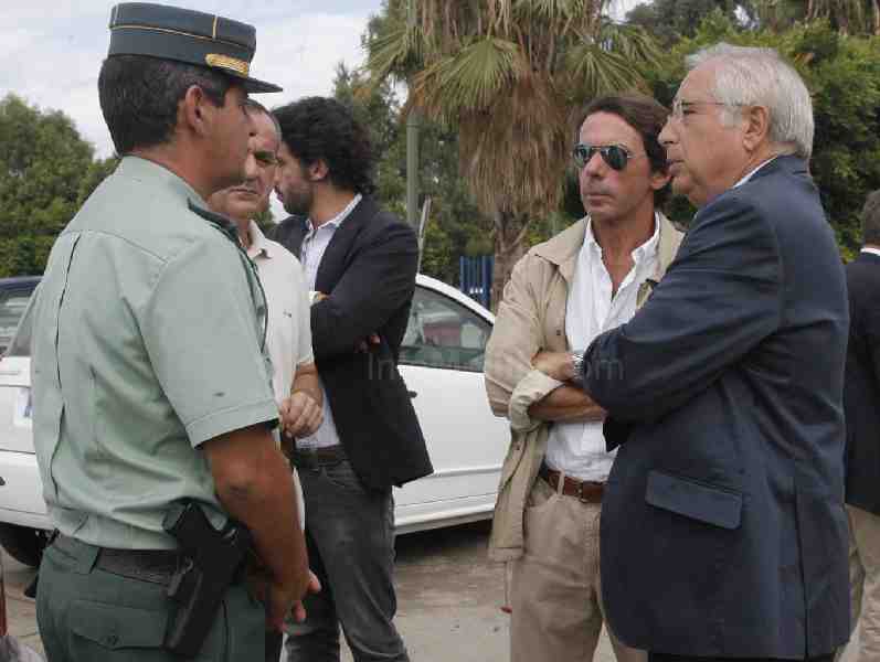 Aznar pide una política "seria" frente a la actual del "acoso y la dejadez"