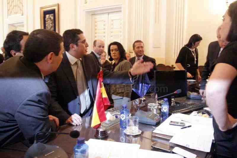 Expulsan a Mustafa Aberchán del pleno de control y el resto de diputados de la oposición abandonan "por solidaridad"